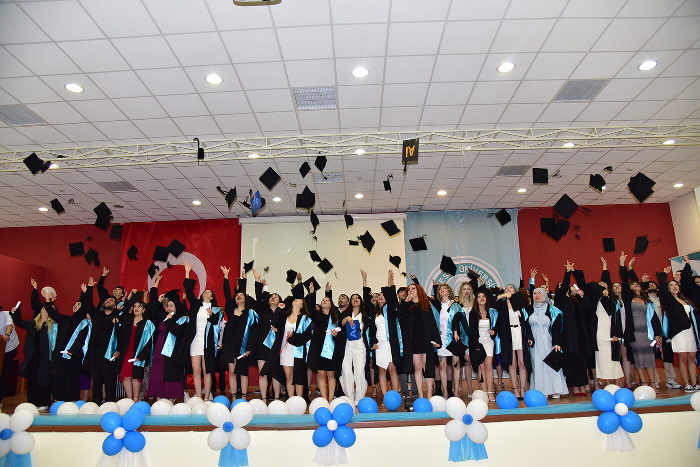 BAÜN Güzel Sanatlar Fakültesinde Mezuniyet Coşkusu Balıkesir Üniversitesi (BAÜN) Güzel Sanatlar Fakültesinde 2023-2024 eğitim-öğretim yılı mezunları
