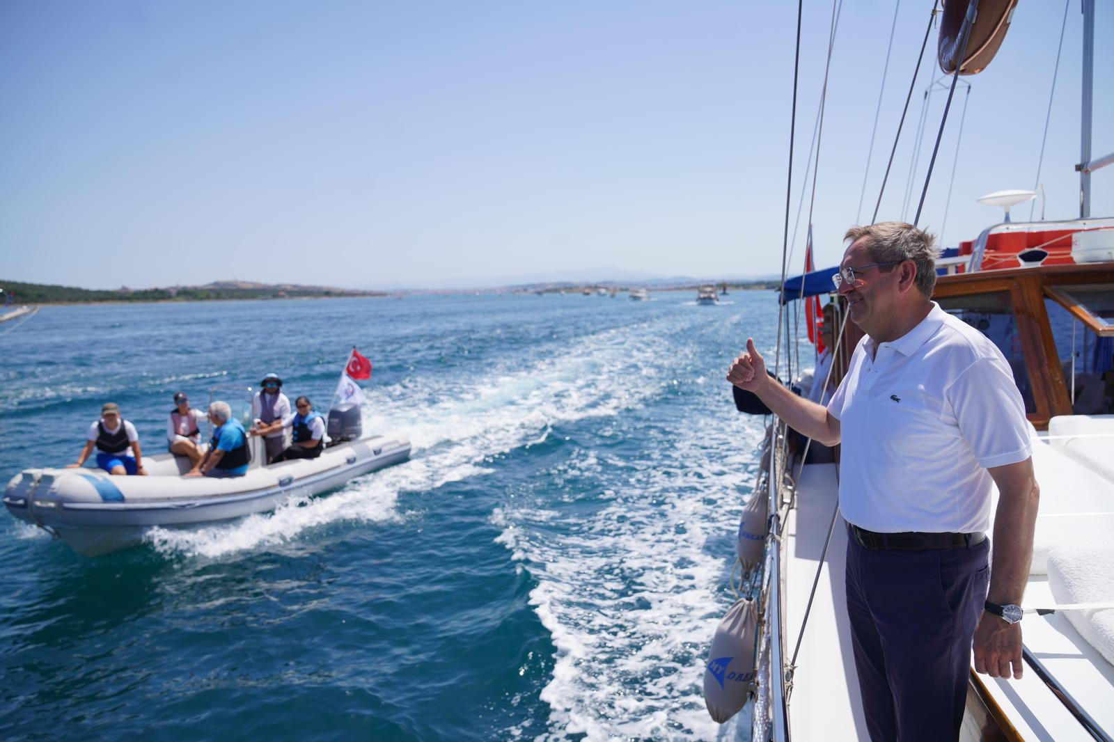 Yüzlerce gönüllü, Ayvalık Belediyesi,