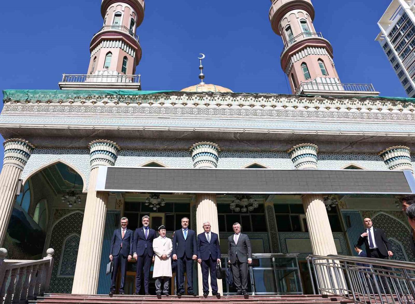 Bakan Fidan, Urumçi’de Yanghang Camii ziyaret etti ve çarşı gezdi