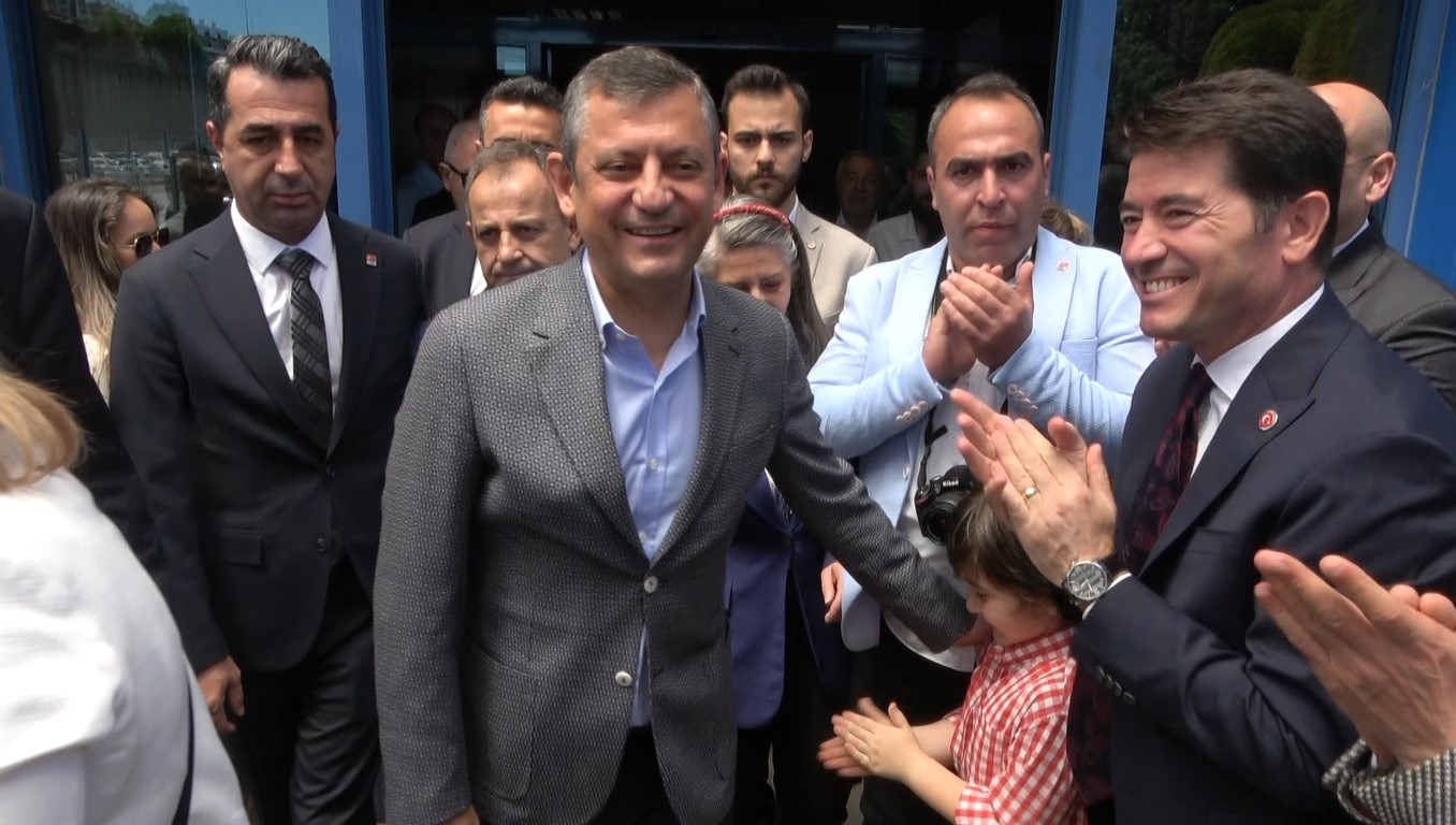 CHP Genel Başkanı Özel, Rize’deki Çay Mitingi’ne katılmak için Trabzon’a geldi