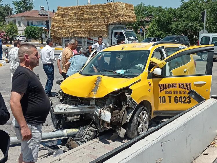 Gönen’de direksiyon başında rahatsızlanan sürücü faciaya sebep oldu