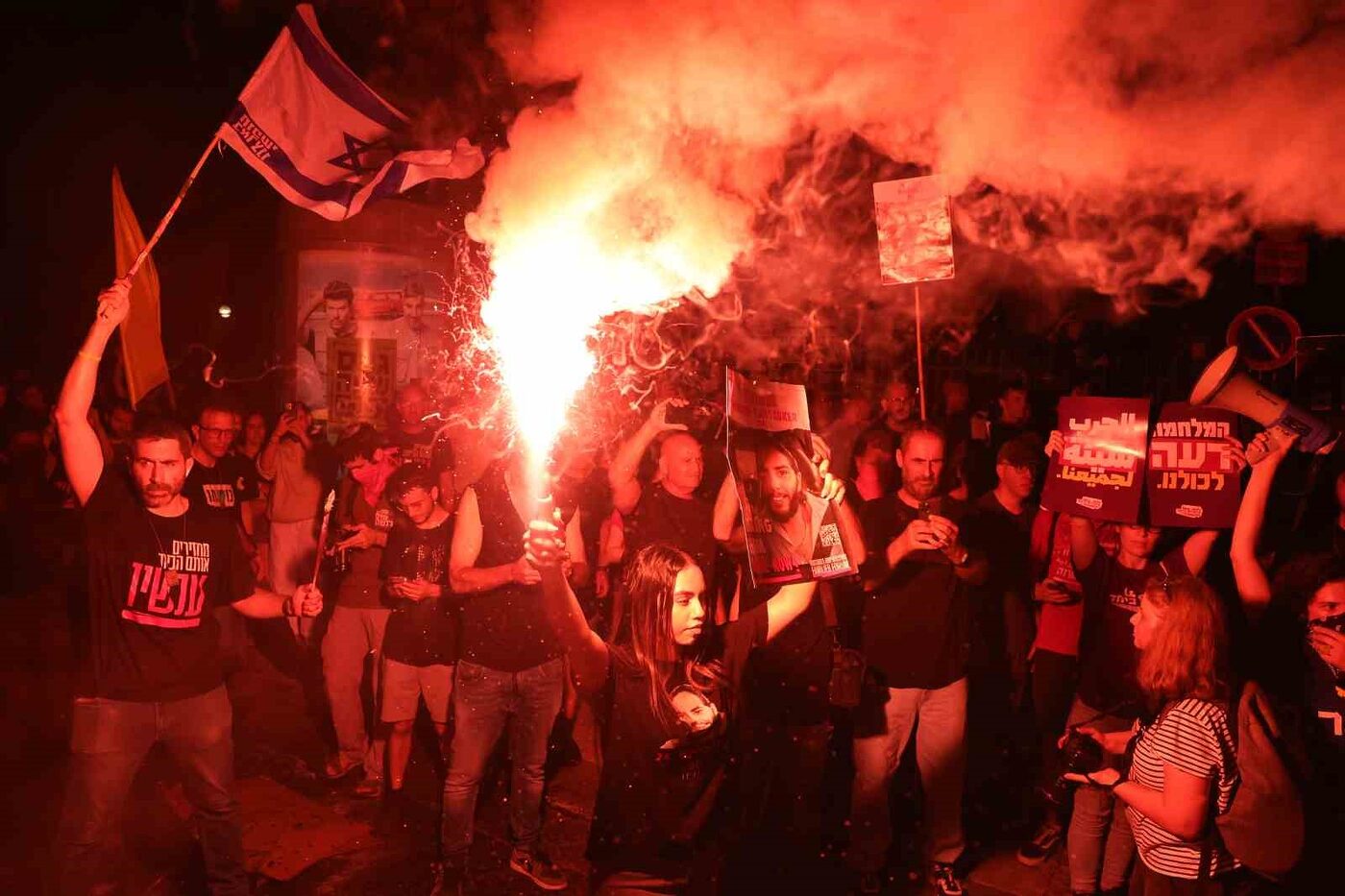 İsrail’de binlerce protestocu erken seçim çağrısı yaptı, caddeleri ateşe verdi