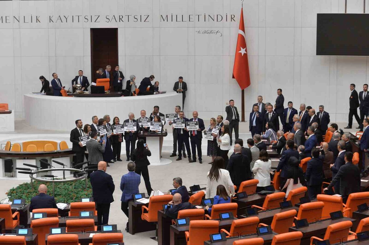 TBMM’de Halkların Eşitlik ve Demokrasi Partisi kürsüyü işgal etti