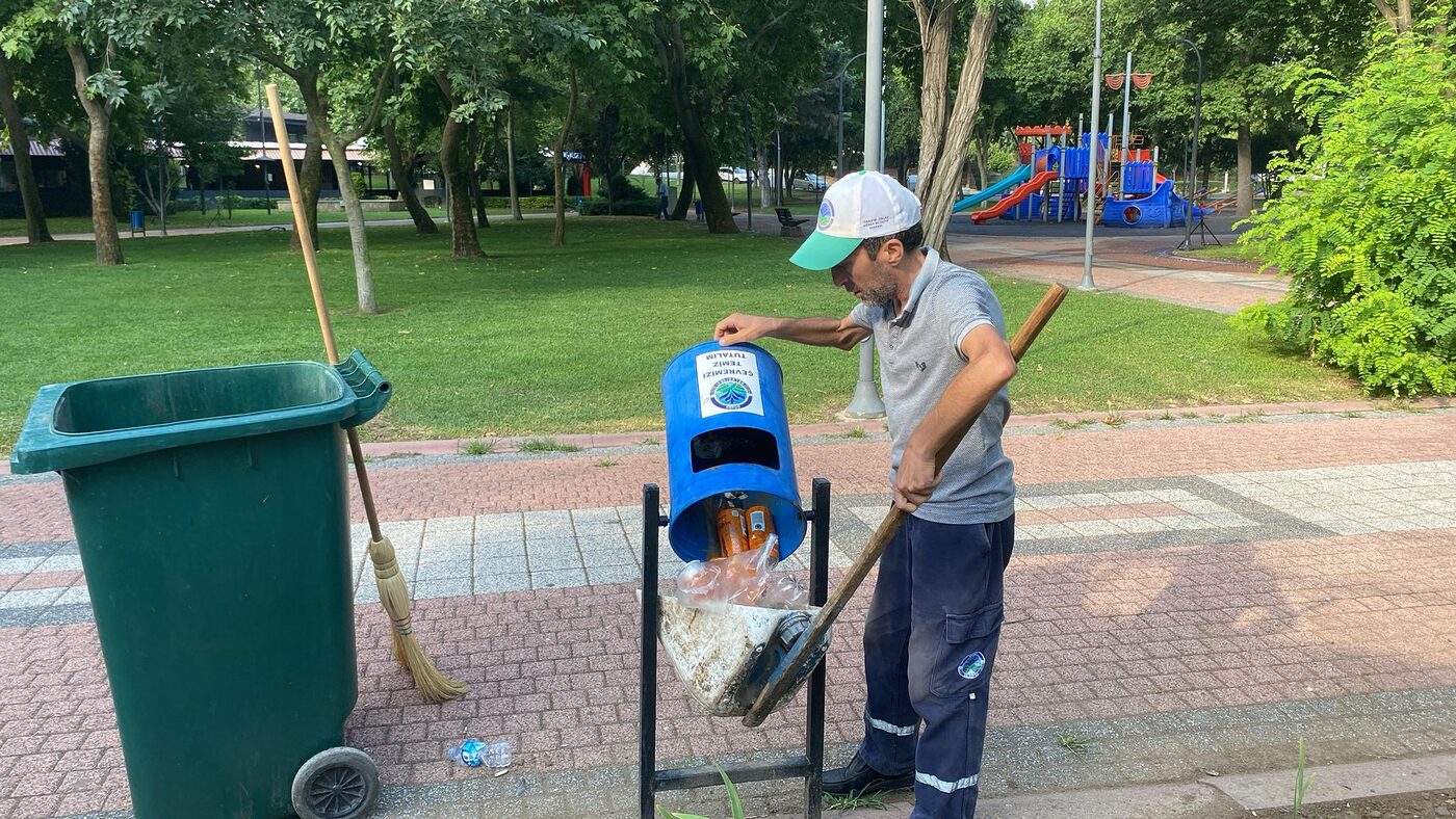 Gönen Belediyesi ekipleri, ilçede