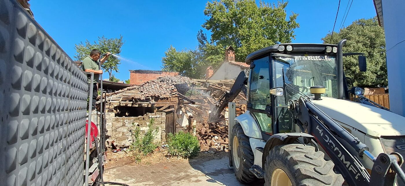 Edremit'te metruk kalan binaların