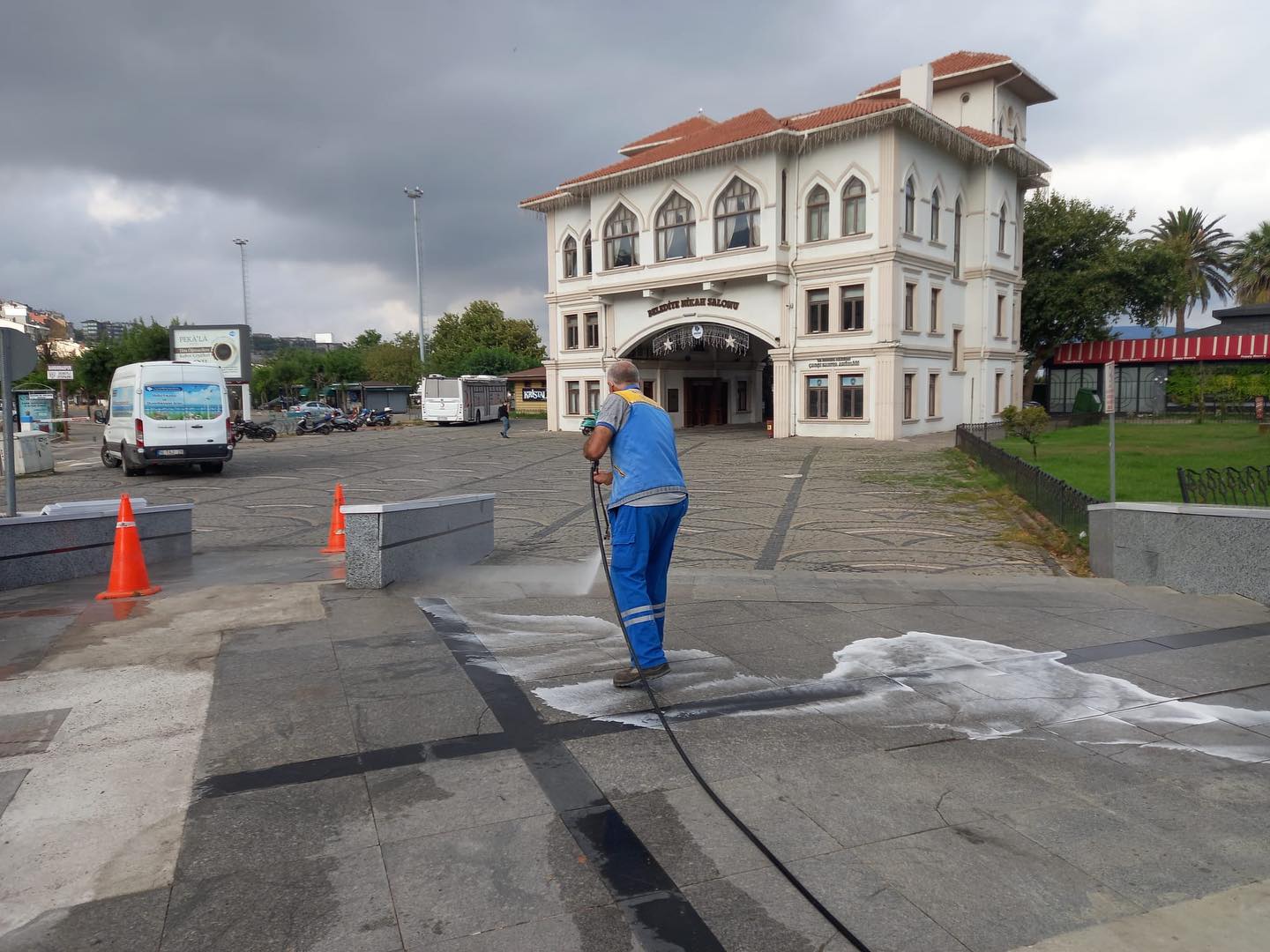 Bandırma Belediyesi ekipleri, ilçede