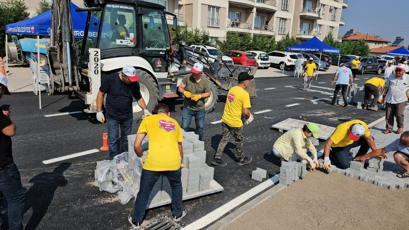 Sındırgı ilçesinde Söğütlüdere caddesinde