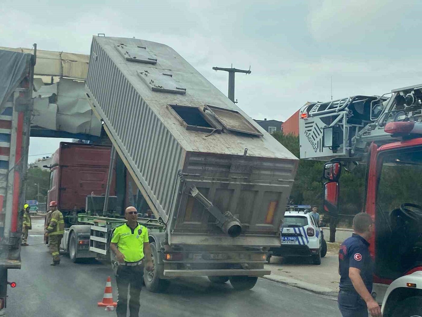 Bandırma’da dorsesi açık kalan tır üst geçide vurdu