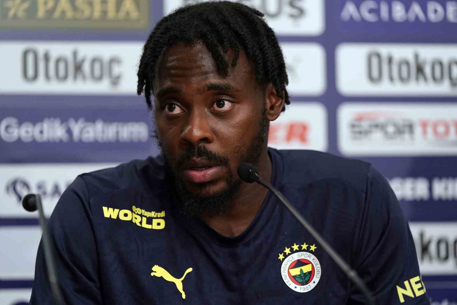 Fenerbahçeli futbolcu Bright Osayi-Samuel,