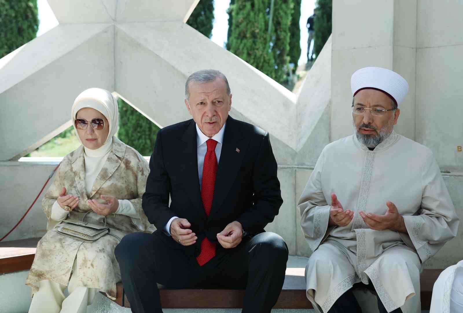 CUMHURBAŞKANI RECEP TAYYİP ERDOĞAN, HAİN DARBE GİRİŞİMİNİN 8. YIL DÖNÜMÜ DOLAYISIYLA 15 TEMMUZ ŞEHİTLER ANITI VE HAFIZA 15 TEMMUZ MÜZESİ’Nİ ZİYARET ETTİ.