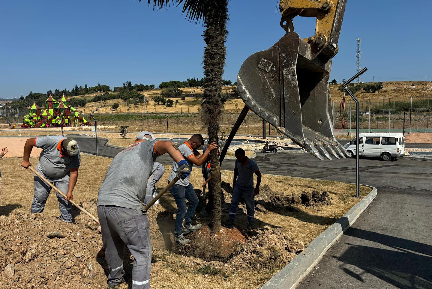 Bandırma Belediyesi ekipleri, ilçede