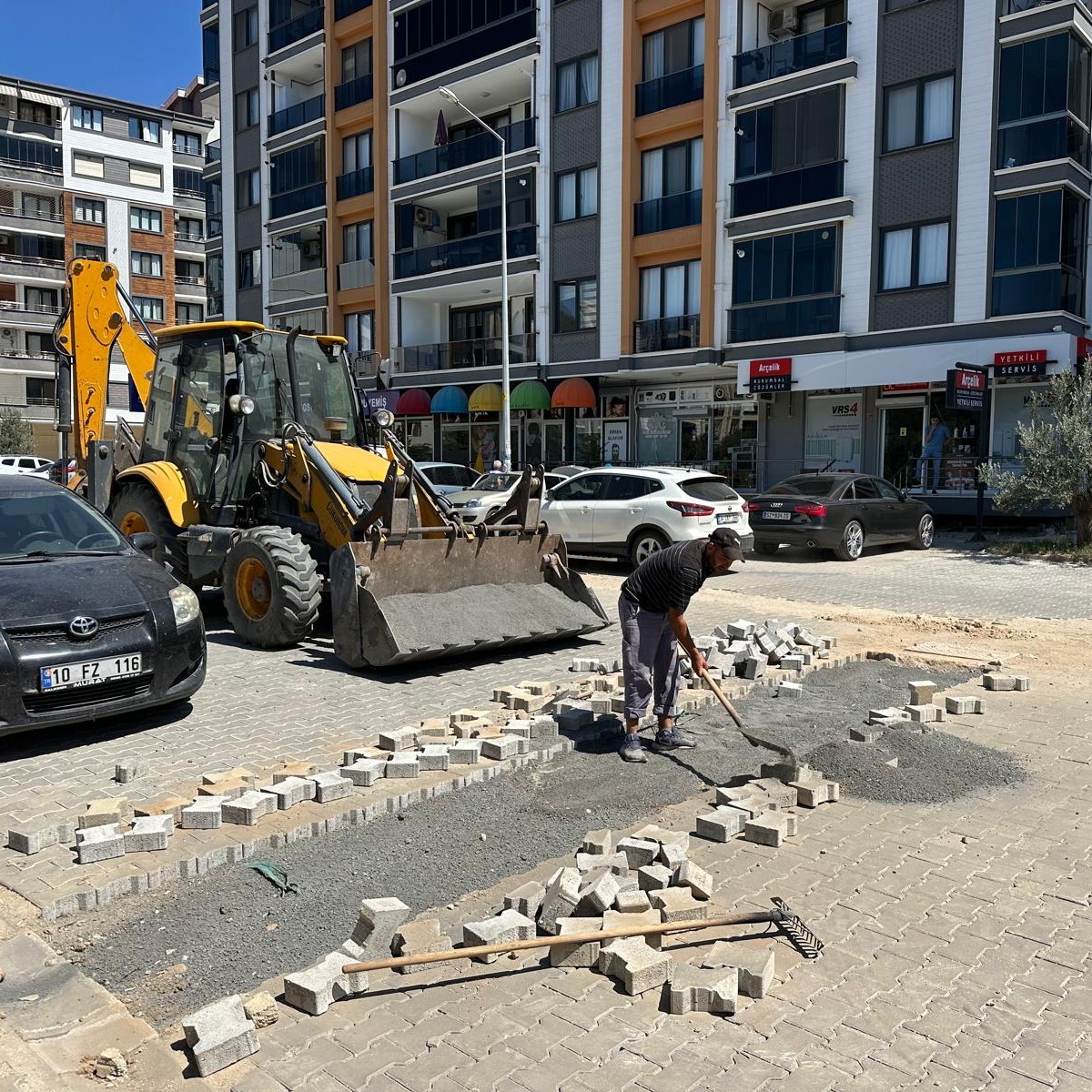 Edremit Belediyesi ekipleri, ilçede