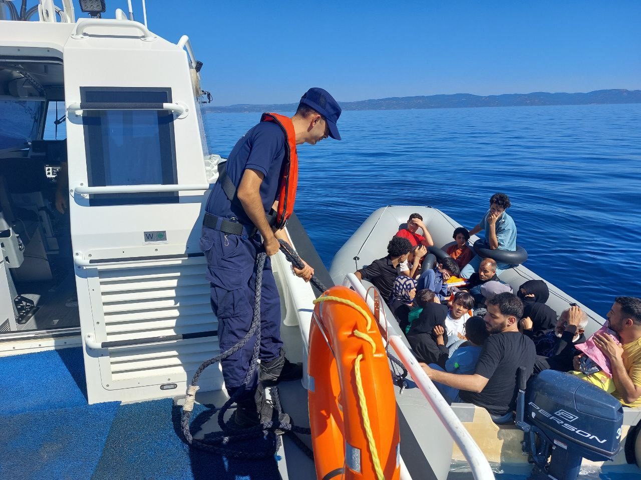 Ayvalık ilçesi açıklarında sürüklenen