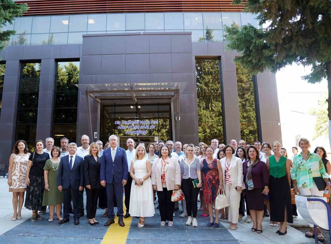 Ege Üniversitesi Diş Hekimliği Fakültesi Ek Hizmet Binasında yapımı ve