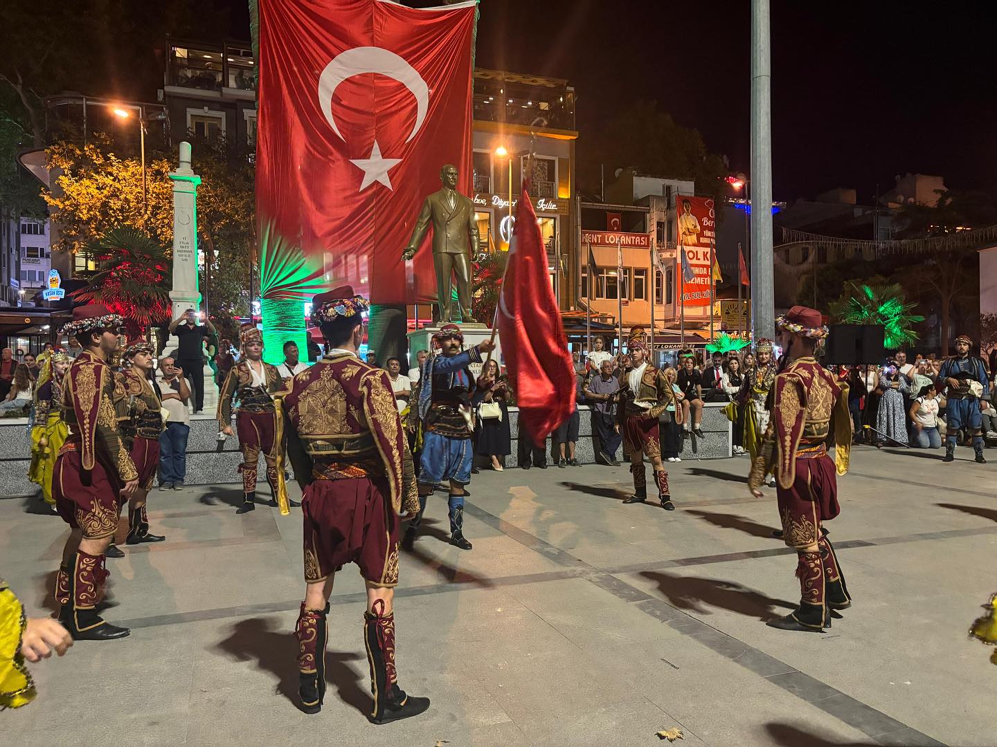 Bandırma Cumhuriyet Meydanı'nda dün