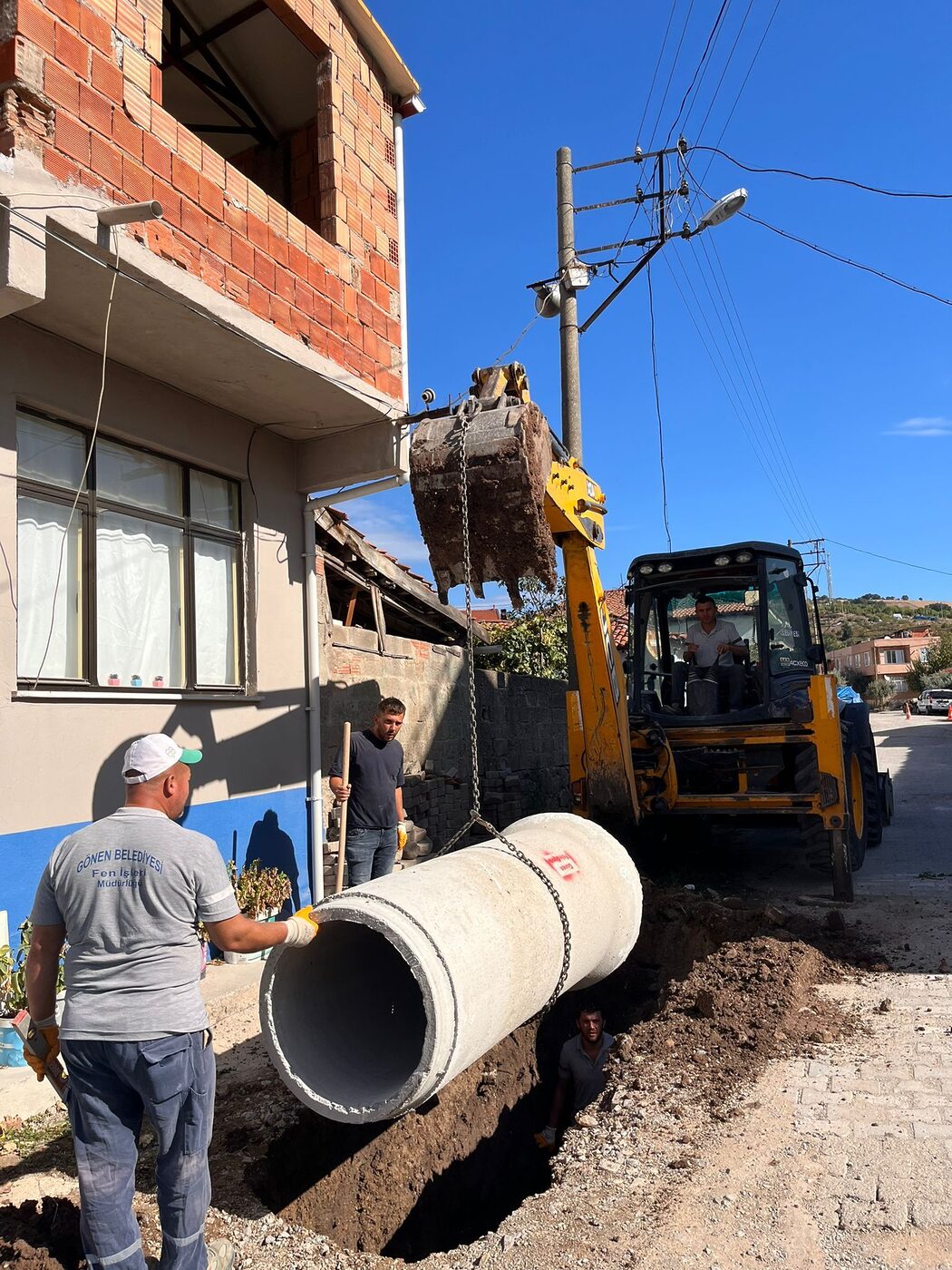 Gönen Belediyesi ekipleri, ilçede