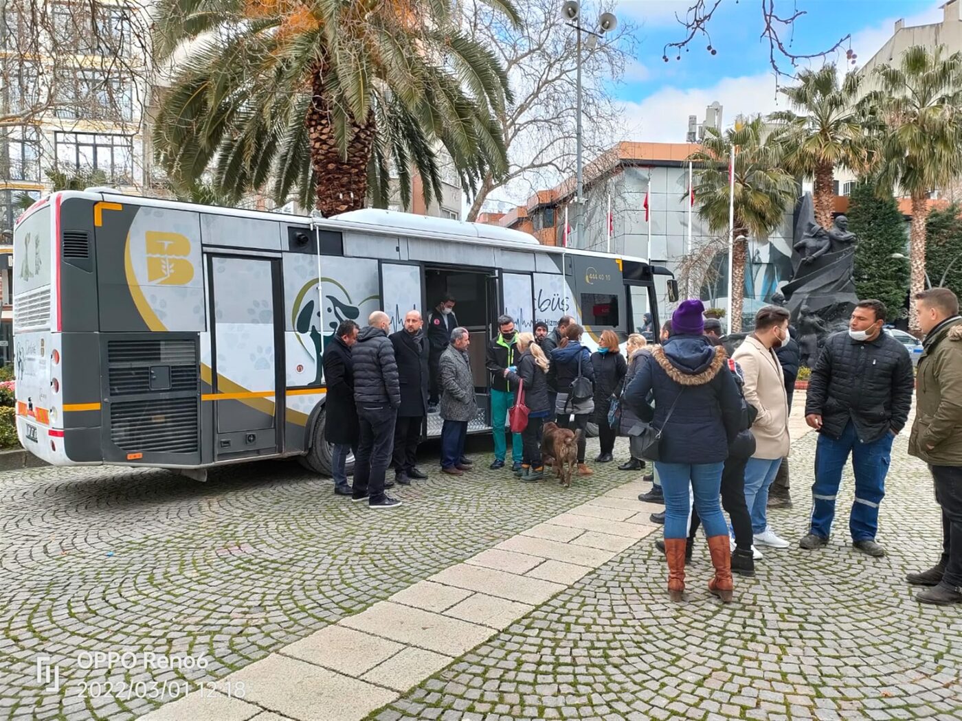 "VETBÜS", Erdek Cumhuriyet Meydanı'nda