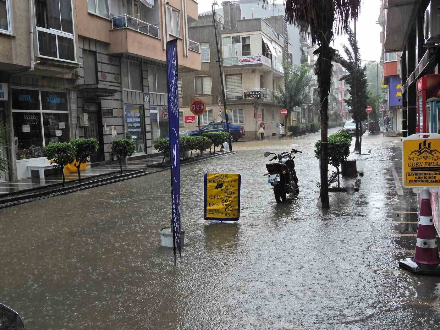 Erdek’te şiddetli yağış hayatı felç etti