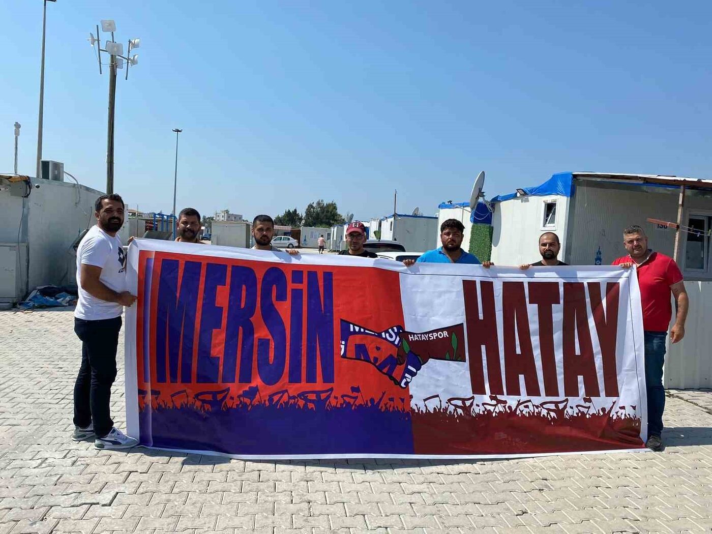 Hatay’da taraftarlar depremzede çocuklara kırtasiye malzemesi dağıtı