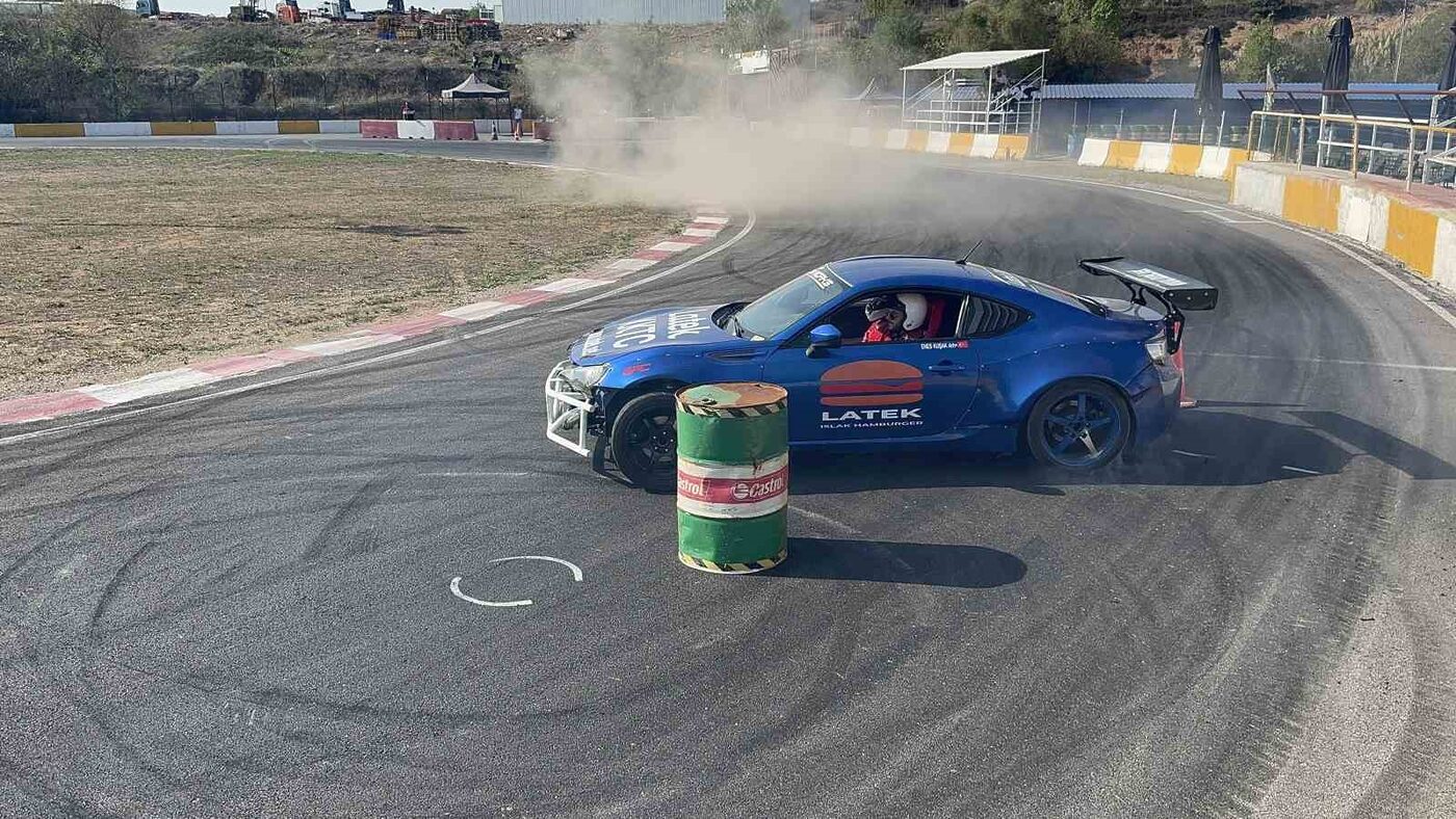 Kadın driftçiler piste indi, şov yaptı