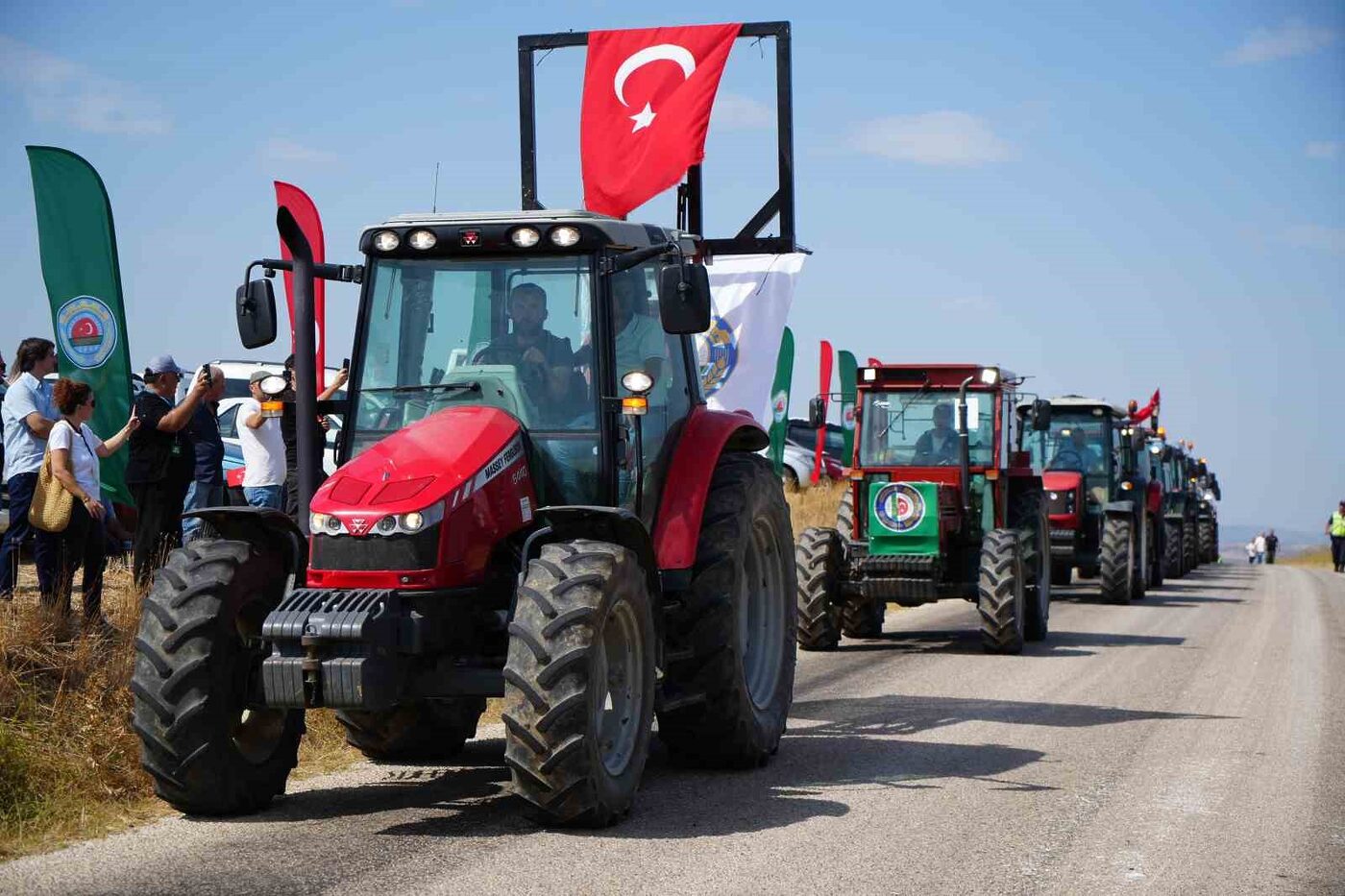 Şemsi Bayraktar, tarlaya traktörle geldi