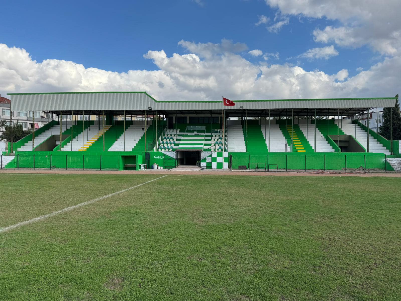 Gönen Belediyespor'un stadı bakım