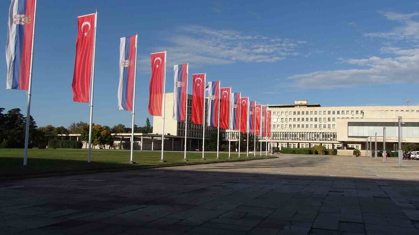 Cumhurbaşkanı Erdoğan’ın ziyareti öncesi Belgrad sokakları Türk bayraklarıyla donatıldı