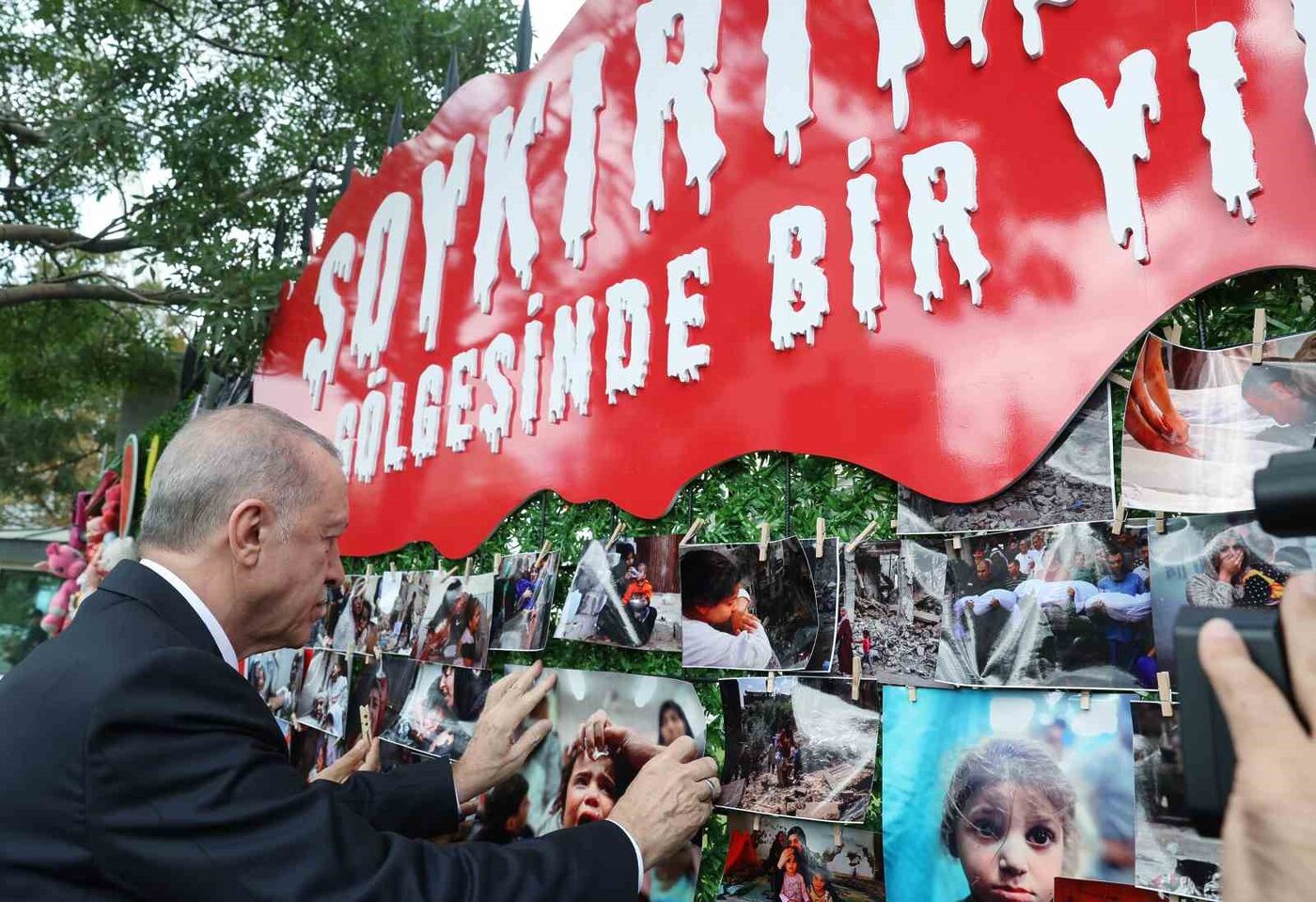 ERDOĞAN, İSRAİL SALDIRILARINDA YARALANAN BİR ÇOCUĞUN FOTOĞRAFINI PANOYA ASTI