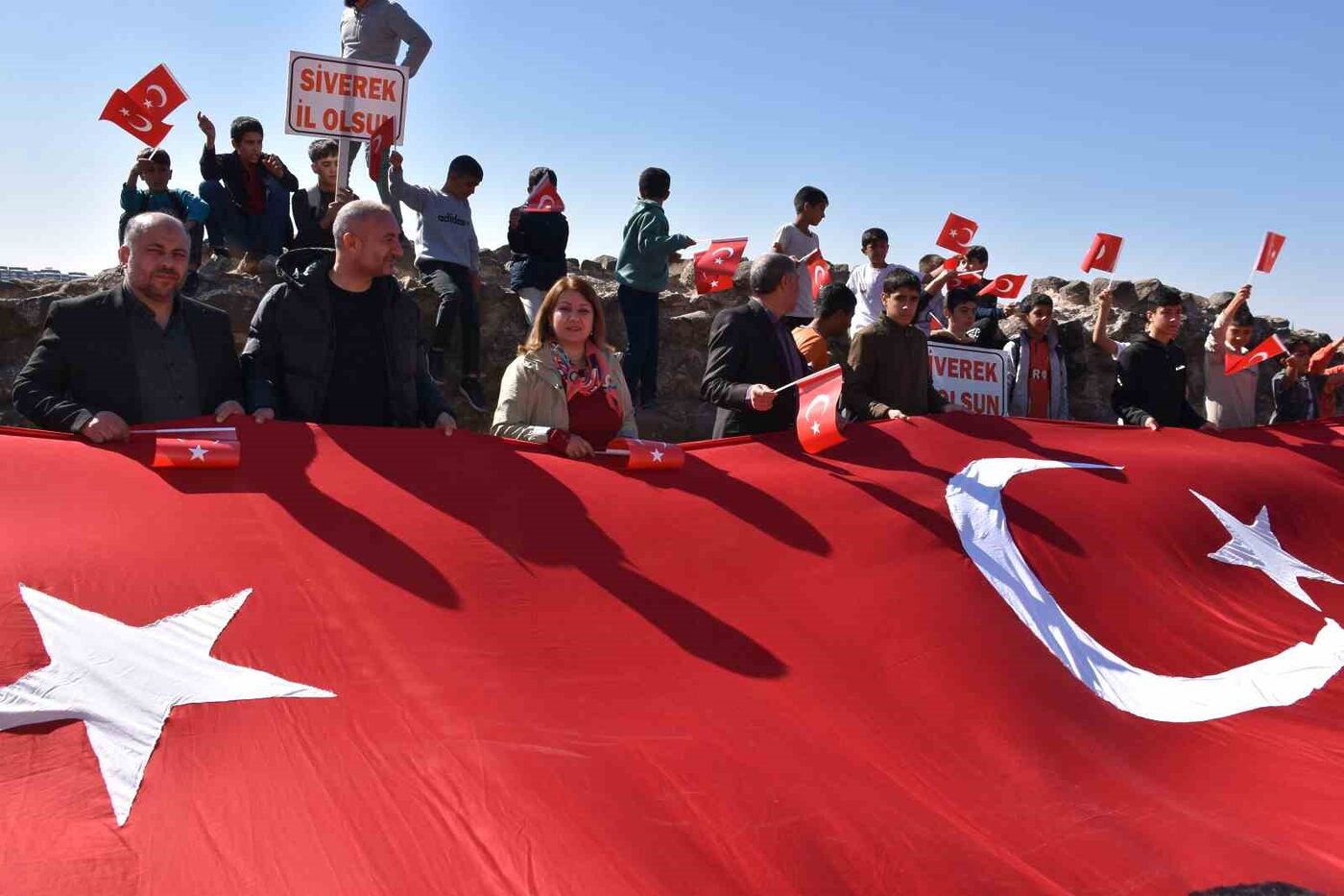 Siverek’te cumhuriyetin 101. yılında 101 öğrenci dev bayrakla kaleye çıktı