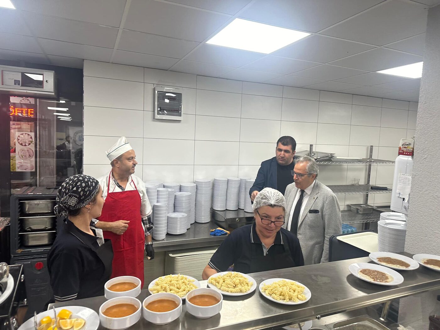KENT LOKANTASINA ZİYARET Bandırma Belediye Başkanı Dursun Mirza, hal binasındaki kent lokantasını ziyaret