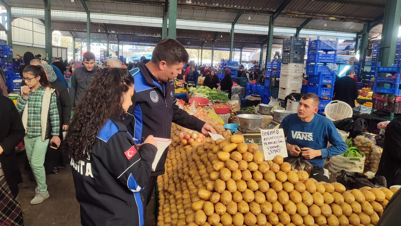 Bigadiç Belediyesi Zabıta ekipleri,