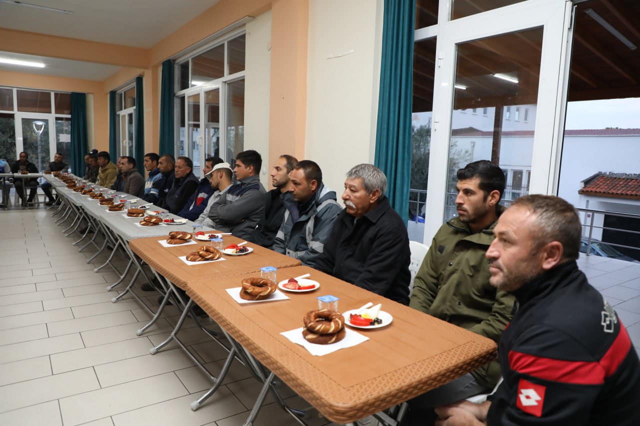 Edremit Belediye Başkanı Mehmet Ertaş, Temizlik İşleri Müdürlüğü personeliyle kahvaltıda