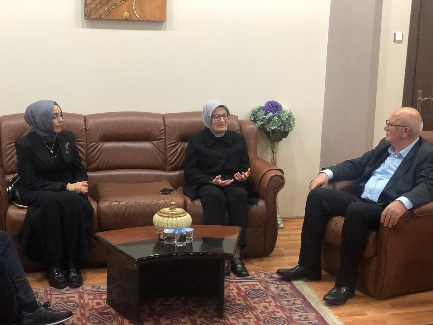 FEHMİ ERDEM’E TAZİYE ZİYARETİ AK Parti Genel Başkan Yardımcısı ve Balıkesir Milletvekili Belgin Uygur,