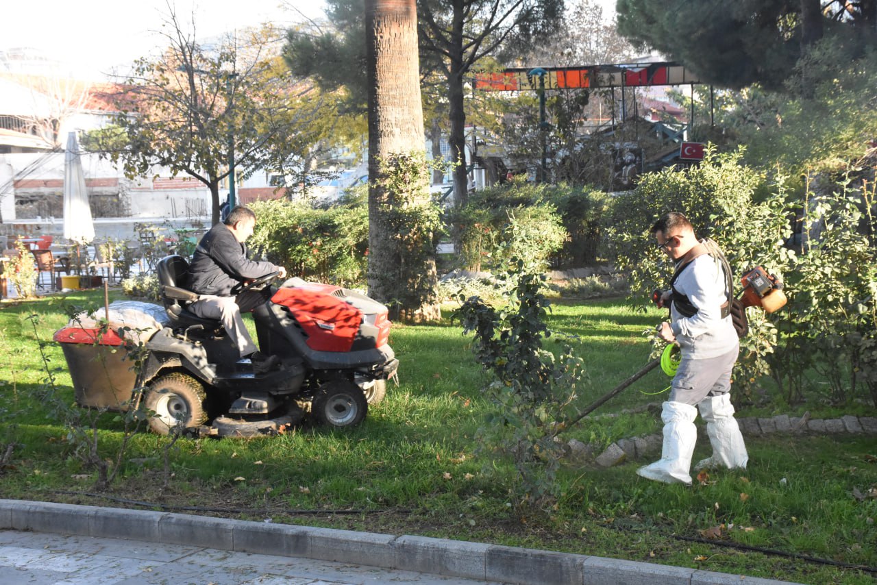 Edremit Belediyesi ekipleri, ilçedeki