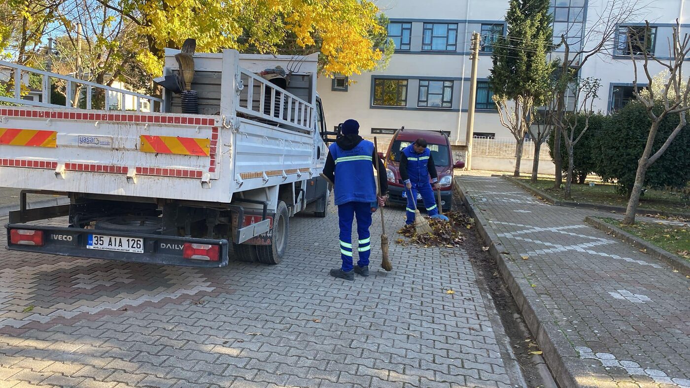 Gönen Belediyesi ekipleri, ilçenin