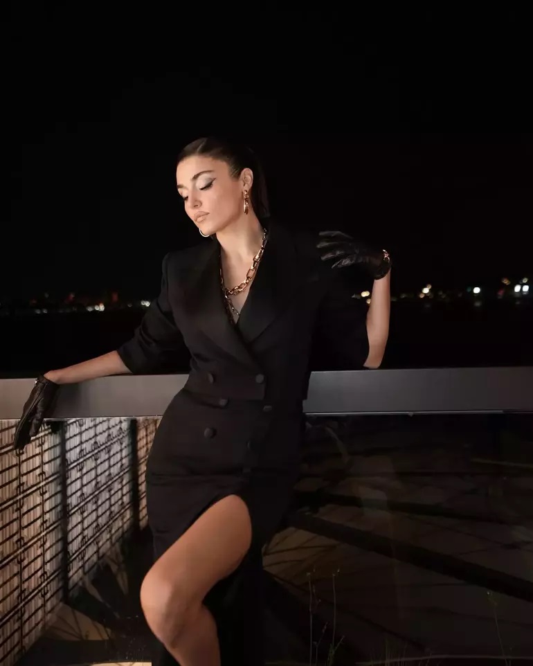 TARZIYLA HAYRAN BIRAKTI! Sık sık adından söz ettiren Balıkesirli Hande Erçel, ‘Harper’s Bazaar