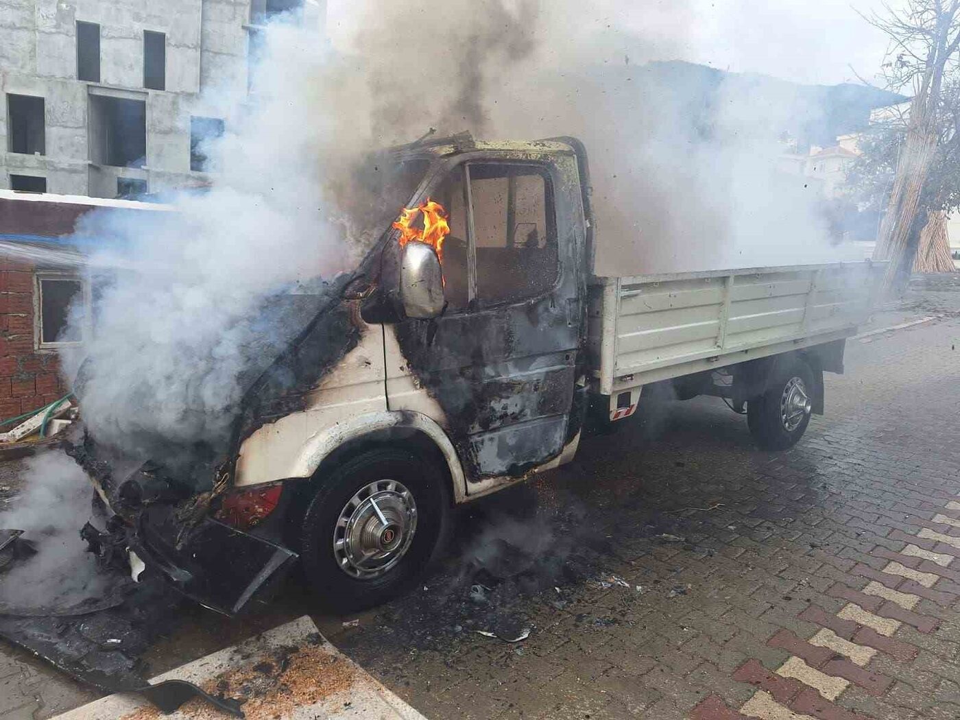 Balıkesir’in Edremit ilçesinde alev