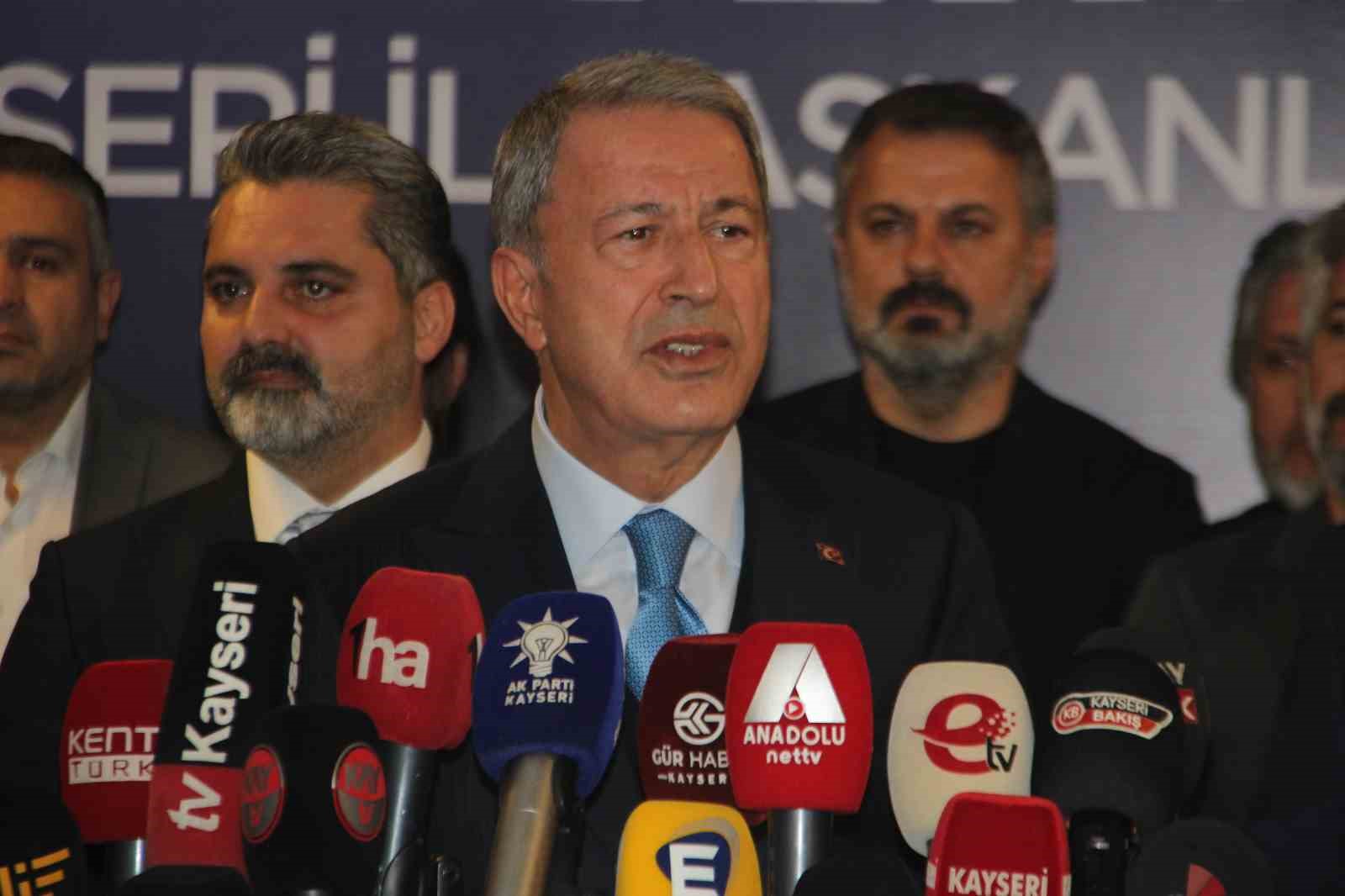 Hulusi Akar, “Bu işin şakası yok, etrafımızda ciddi riskler var, tehlikeler var, tehditler var.”