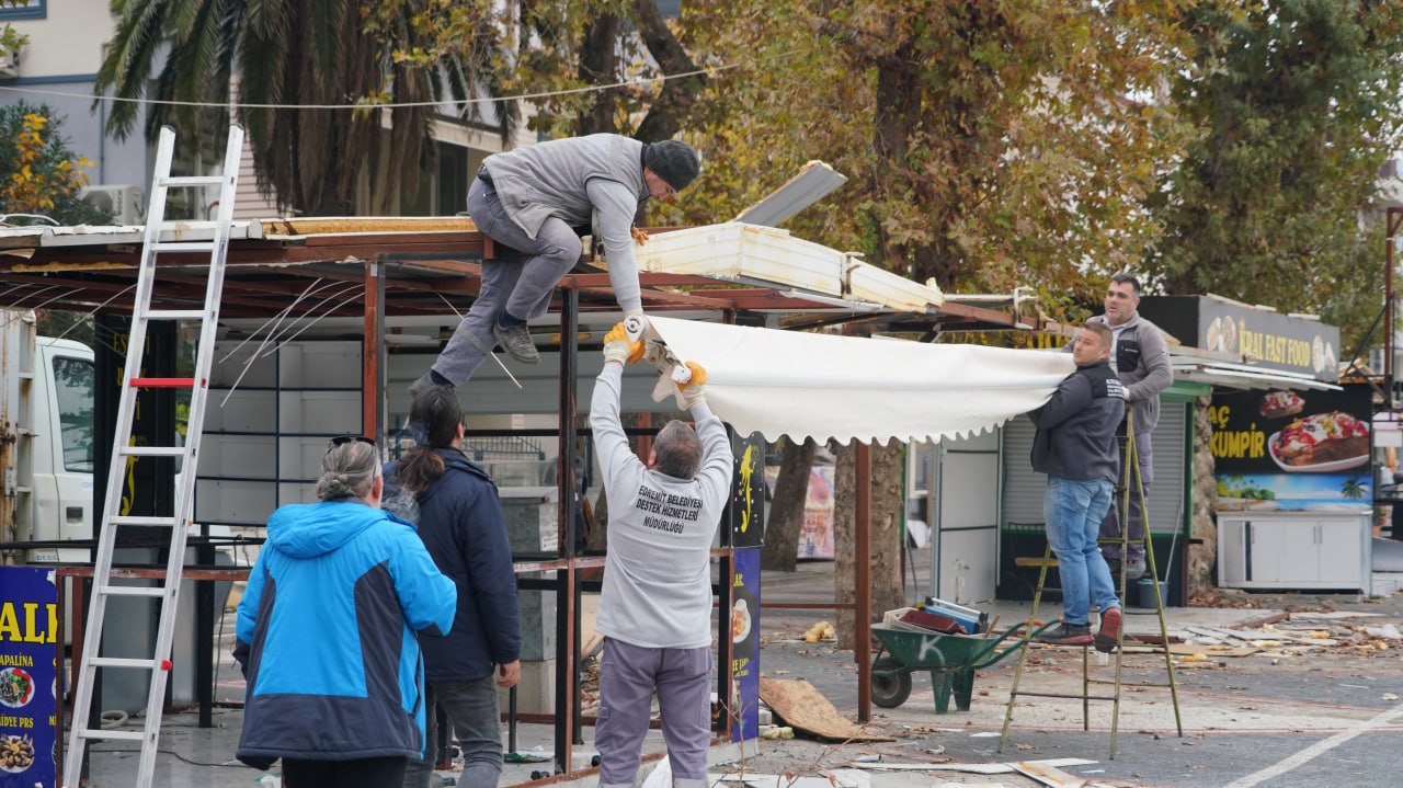 Edremit Belediyesi ekipleri, Akçay sahilinde çevre düzenleme çalışmaları kapsamında, çevreyi