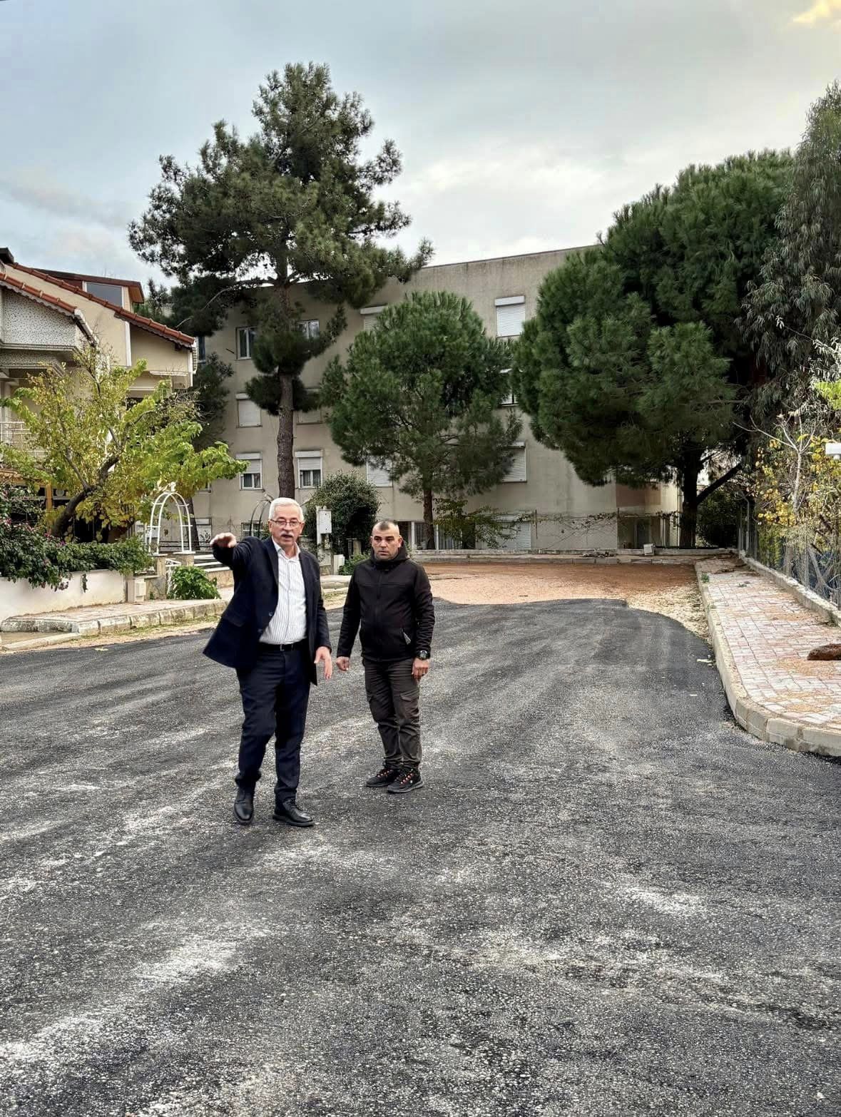 Erdek Belediye Başkanı Burhan Karışık, asfalt çalışmalarını yerinde inceleyerek talimatları