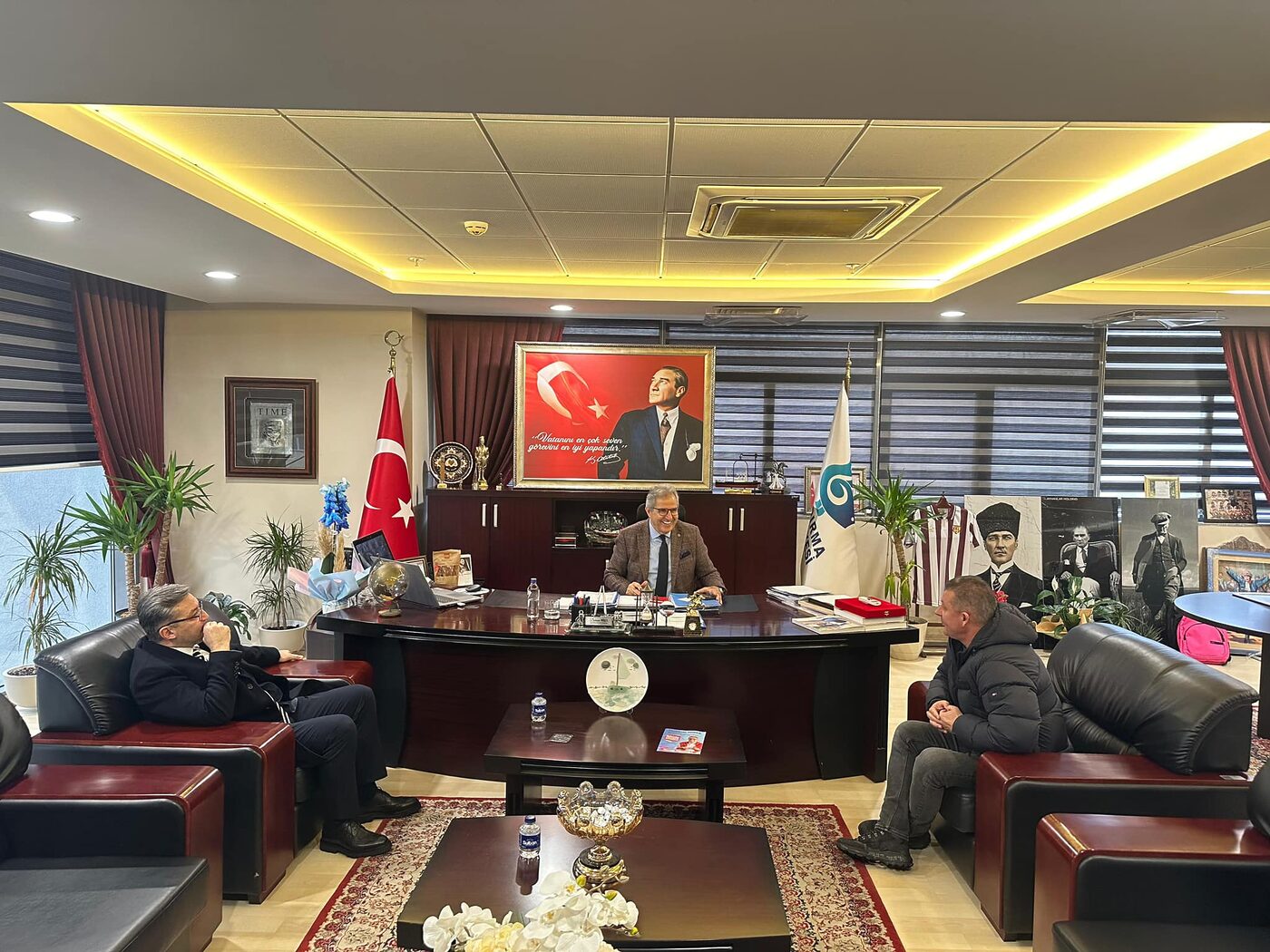 CHP'li Bandırma Belediye Başkanı Dursun Mirza'ya bir takım ziyaretler gerçekleşti.