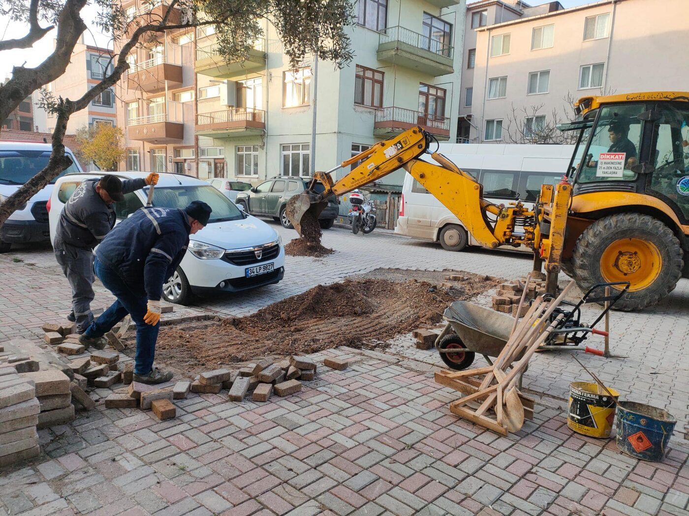 GÖNEN’DE SAHA ÇALIŞMALARI TAM GAZ DEVAM EDİYOR Gönen Belediyesi ekipleri saha çalışmalarına tam hızıyla devam ediyor.