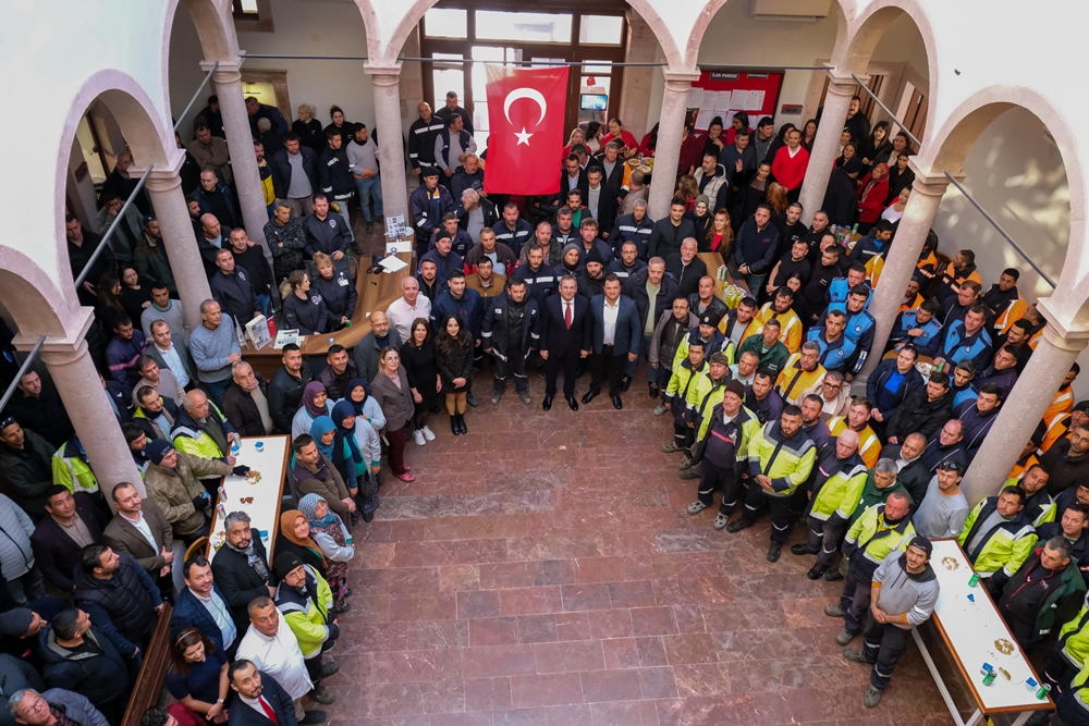 Ayvalık Belediye Başkanı Mesut Ergin yılın son gününde belediye çalışanlarıyla