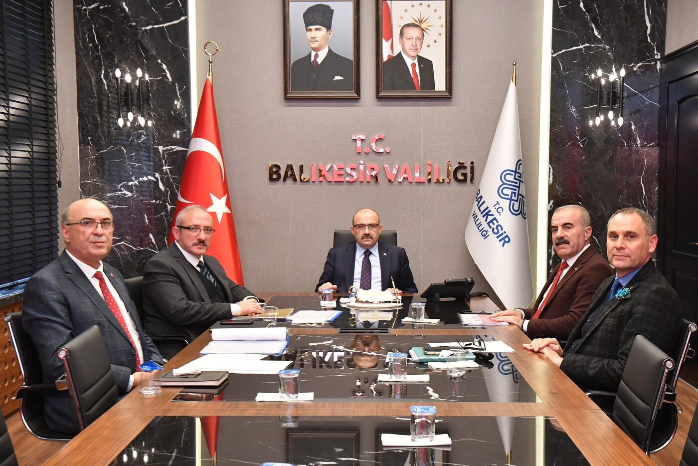OKUL ONARIMLARI VE ALTYAPI YATIRIMLARI TOPLANTISI Vali İsmail Ustaoğlu başkanlığında, İl Milli Eğitim Müdürlüğü tarafından yürütülen