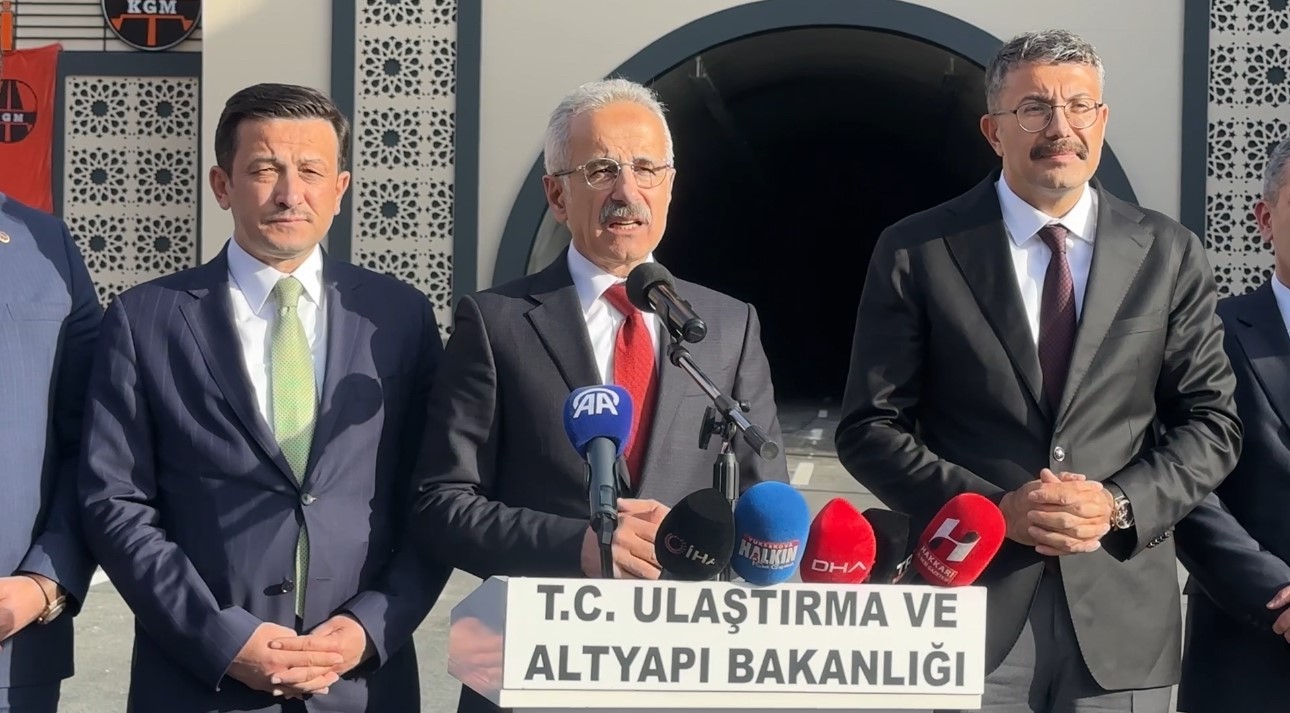 Ulaştırma ve Altyapı Bakanı Abdulkadir Uraloğlu, Yüksekova-Van arasında bulunan Yeniköprü