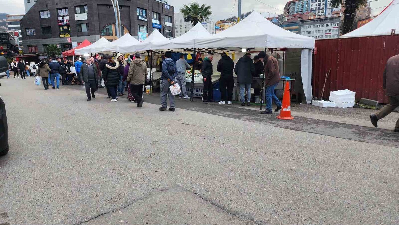 Zonguldak’ta balık tezgahlarında hamsinin