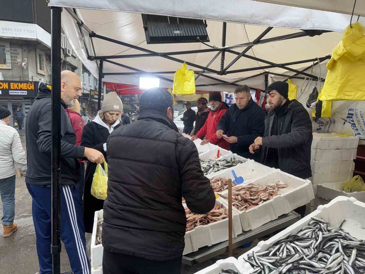 Zonguldak’ta 75 liradan satılan istavrite vatandaşlar yoğun ilgi gösterdi. Zonguldak‘ta