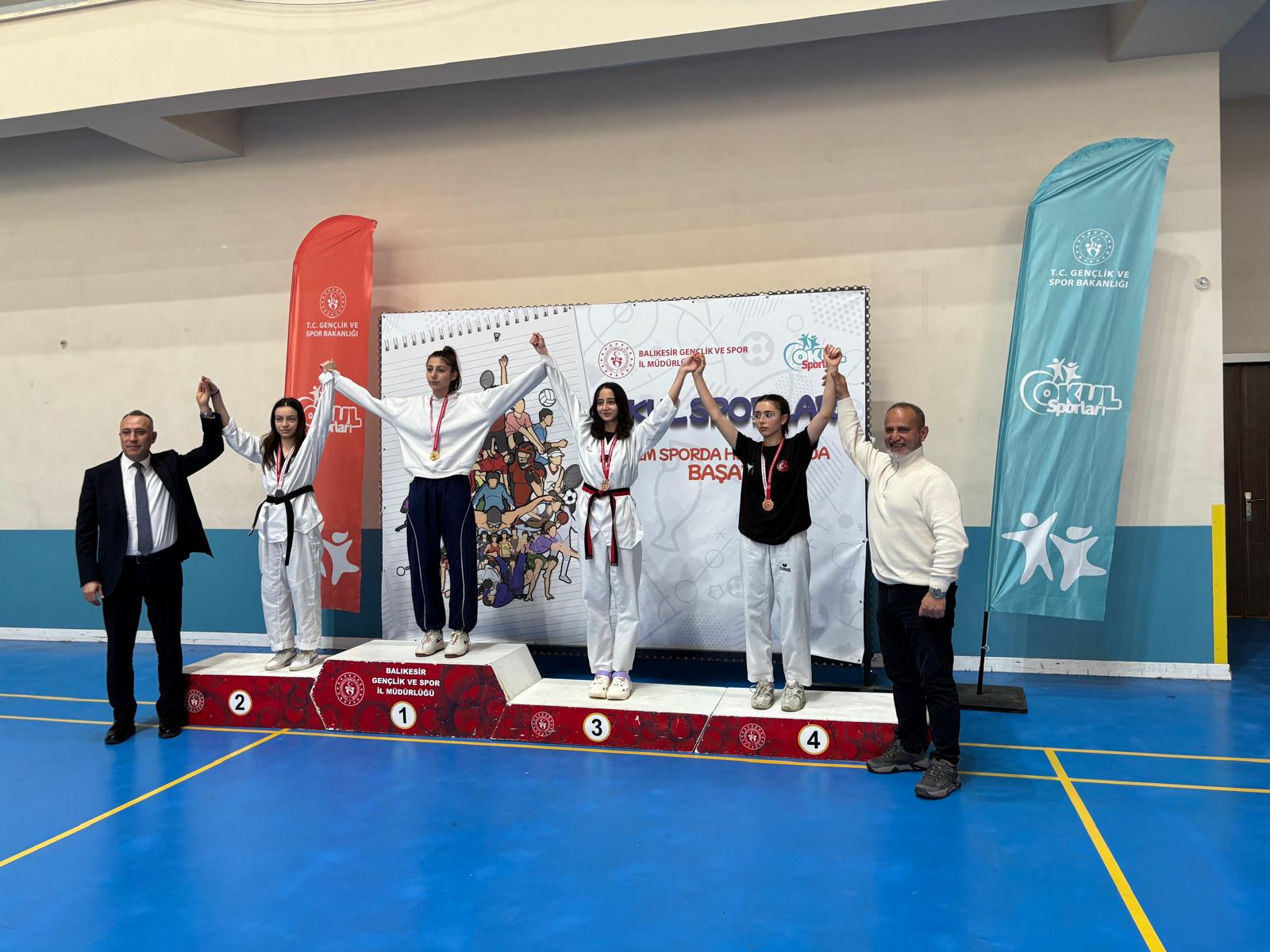 Balıkesir Okullar Arası Taekwondo Gençler müsabakaları Turgut Solak Spor Salonu’nda