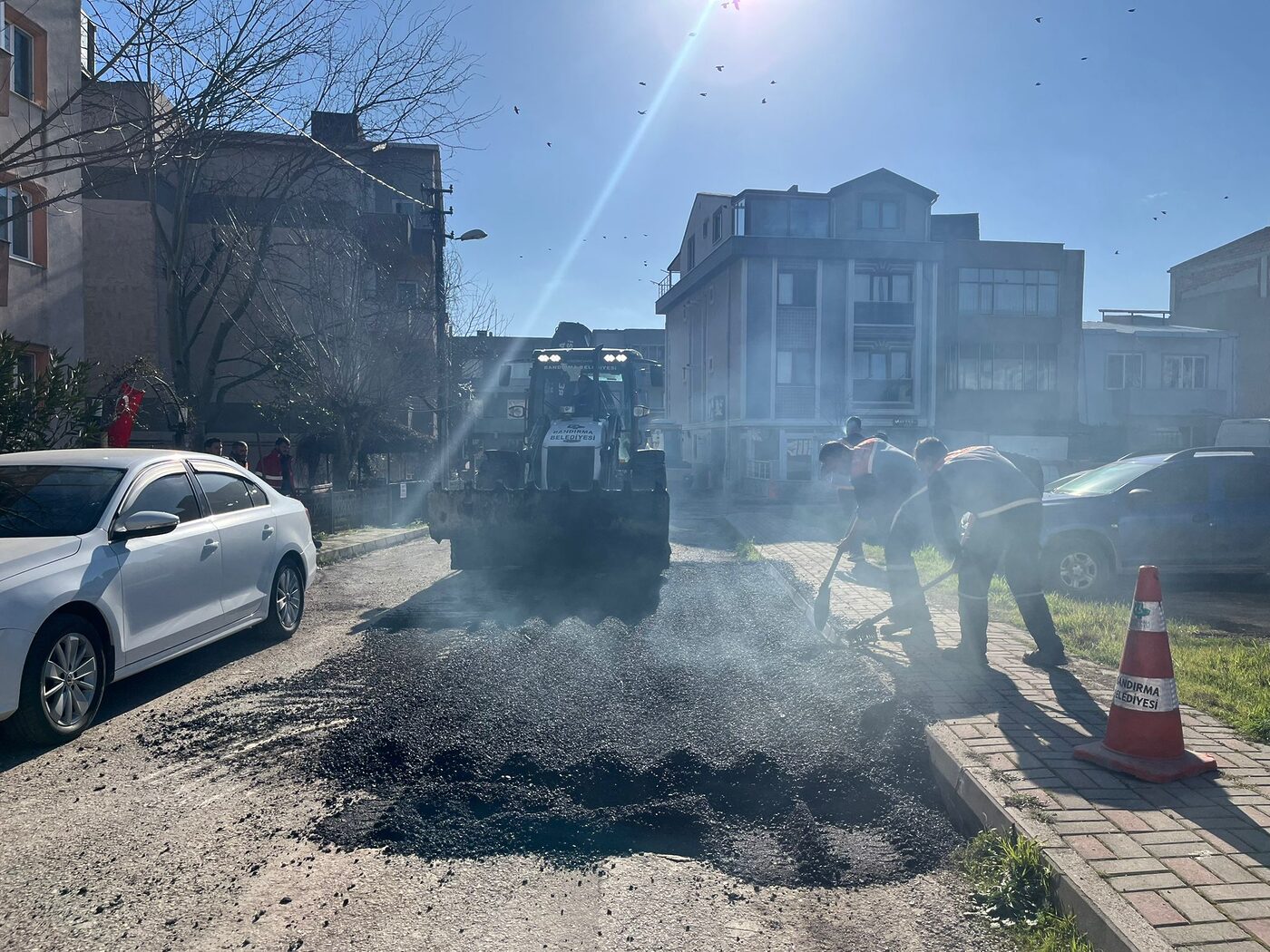 Bandırma Belediyesi, kent genelinde yol yenileme ve bakım çalışmalarına aralıksız