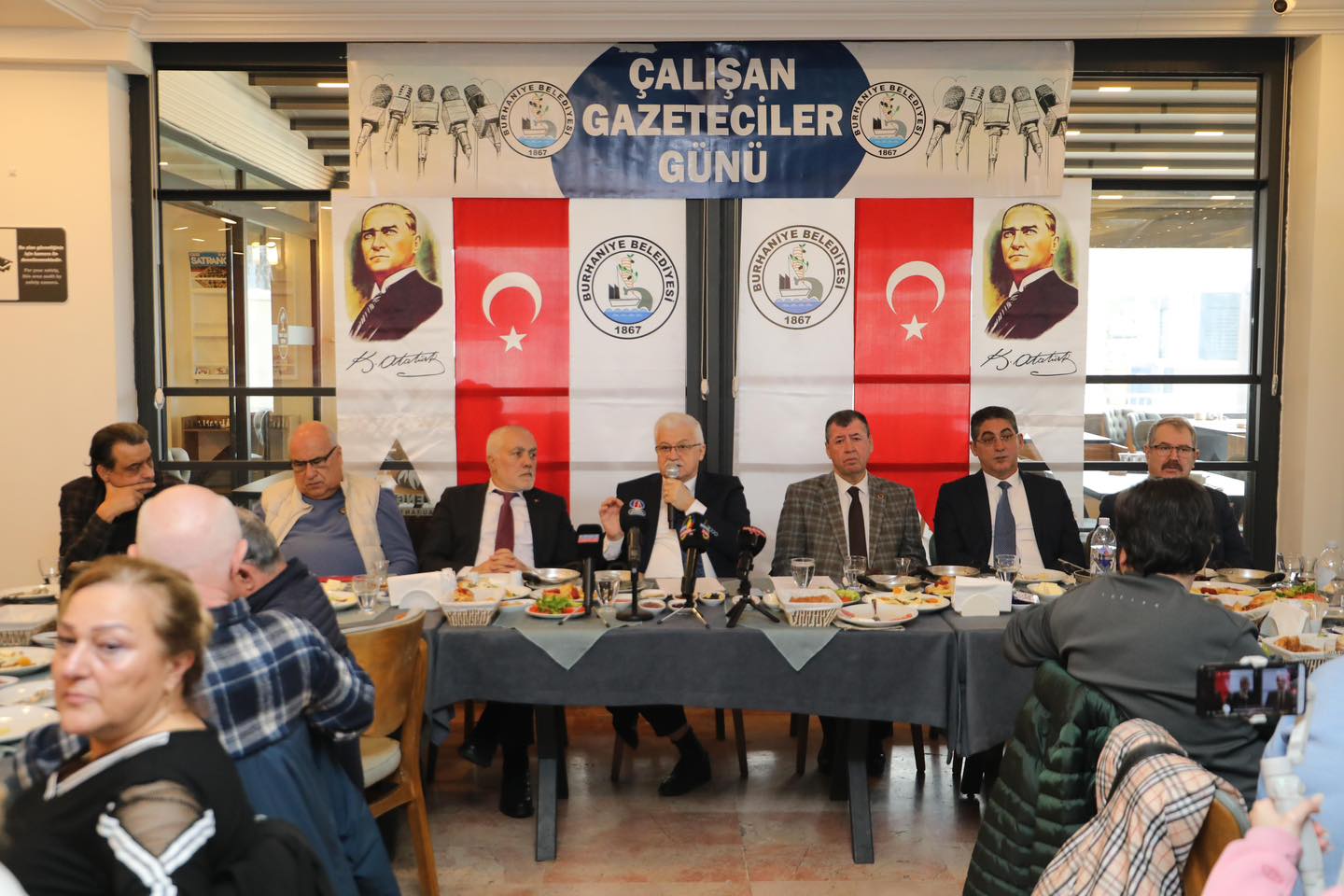 Burhaniye Belediye Başkanı Ali Kemal Deveciler’in ev sahipliğinde, il genelinden